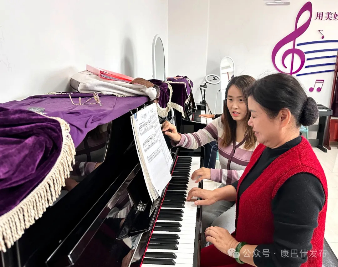 銀發鋼琴夢 老年大學里的音樂新篇章